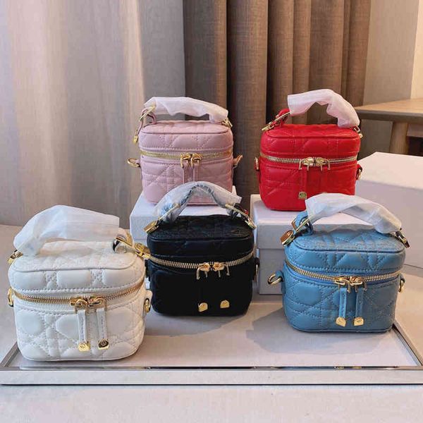 2021 brand designer make-up bag women's fashion luxury shoulder bags classic retro cross shaped handbag size 11*7*10cmm
2021 brand designer make-up bag women's fashion luxury shoulder bags classic retro cross shaped handbag size 11*7*10cmm