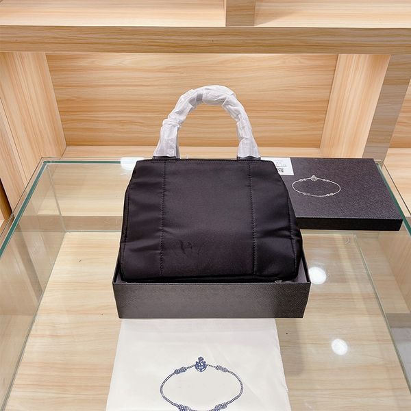 2021 canvas handbag fashion luxury messenger bag designer shoulder bags brand chain decoration tote size 26*20cm
2021 canvas handbag fashion luxury messenger bag designer shoulder bags brand chain decoration tote size 26*20cm