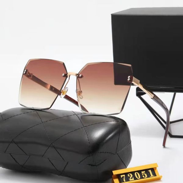 new c 72051 mens sunglasses women sunglasses fashion style uv400 lens protects eyes gafas de sol lunettes de soleil with box, White;black
new c 72051 mens sunglasses women sunglasses fashion style uv400 lens protects eyes gafas de sol lunettes de soleil with box, White;black