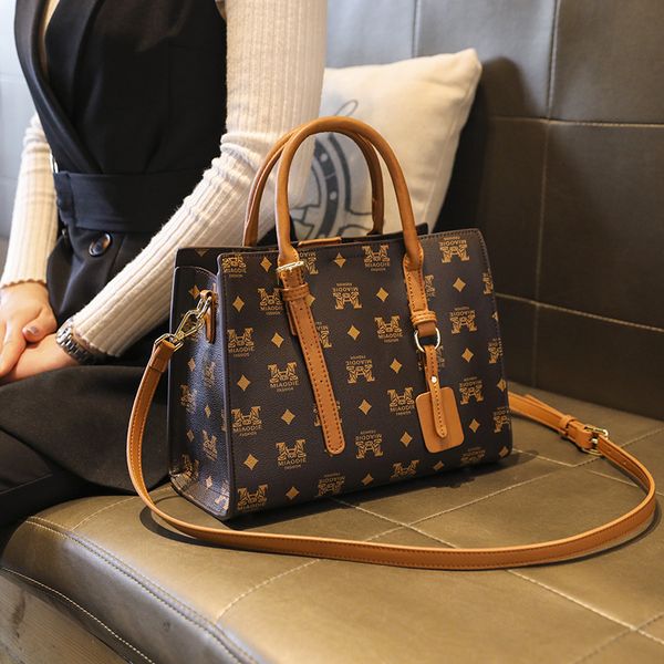 hong kong style 2021 spring and summer atmosphere handbag fashion tote leisure one shoulder messenger women's bag
hong kong style 2021 spring and summer atmosphere handbag fashion tote leisure one shoulder messenger women's bag