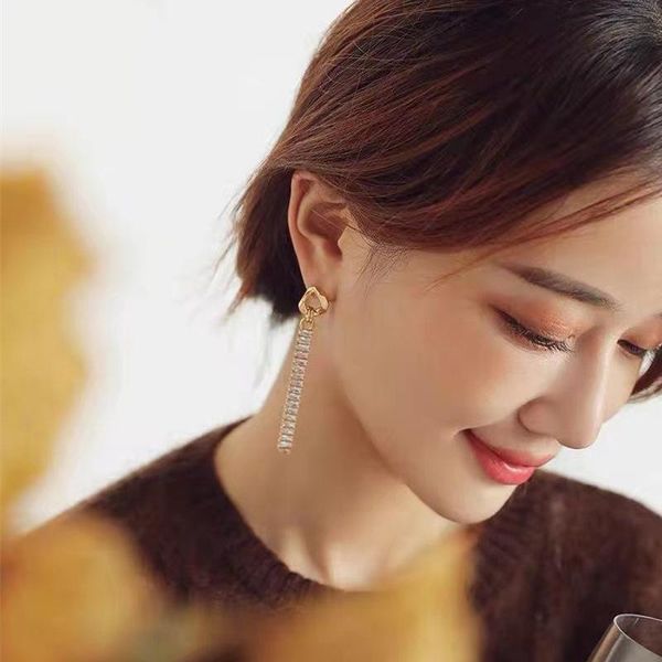 stud bg-338 s925 silver needle diamond long earrings temperament tassel chain zircon super flash, Golden;silver
stud bg-338 s925 silver needle diamond long earrings temperament tassel chain zircon super flash, Golden;silver