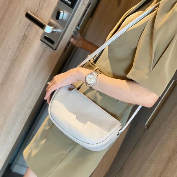 design hand new ins soft leather dumpling moon casual versatile cross solid color half round small bag, Red;black
design hand new ins soft leather dumpling moon casual versatile cross solid color half round small bag, Red;black