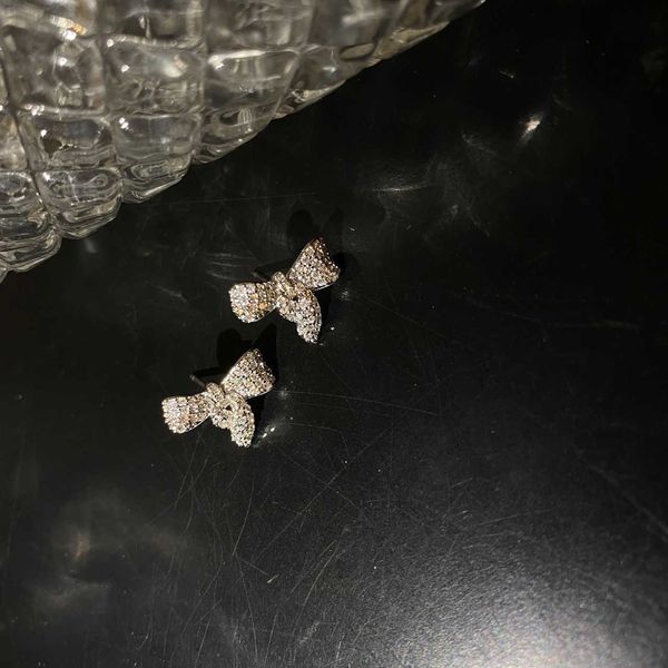 city feeling bright bow micro inlaid knot drill earrings jurchen gold and silver needle color preserving e13-1
city feeling bright bow micro inlaid knot drill earrings jurchen gold and silver needle color preserving e13-1