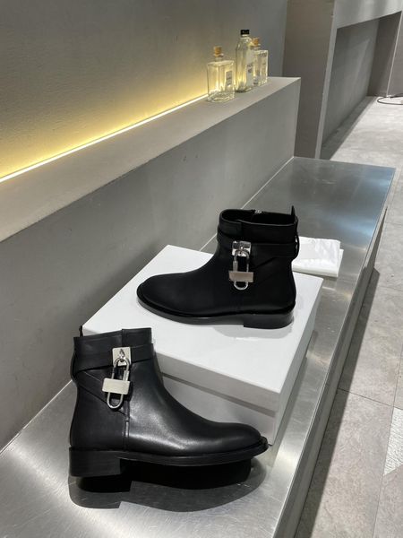 2021 fashion women luxury lockup motorcycle ankle boots leather embossed square lock size 35-40, Black
2021 fashion women luxury lockup motorcycle ankle boots leather embossed square lock size 35-40, Black