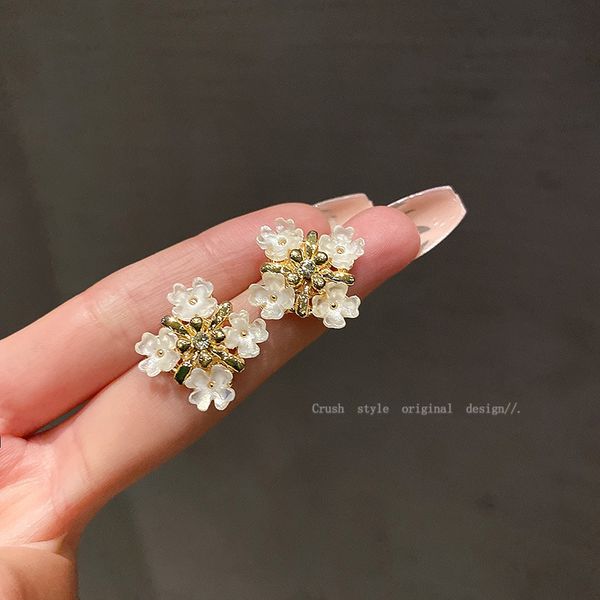 925 silver needle forest natural wind petal small fresh and fashionable temperament net red simple earrings
925 silver needle forest natural wind petal small fresh and fashionable temperament net red simple earrings