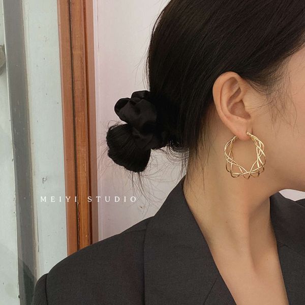 niche design sense wispy hollow femininity net red fashion circle street p personality versatile earrings, Black
niche design sense wispy hollow femininity net red fashion circle street p personality versatile earrings, Black