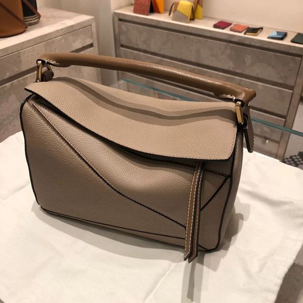 factory outlet design bag 2021 new fashion xi mengyao same geometric splicing leather women's cross carrying large pillow bag
factory outlet design bag 2021 new fashion xi mengyao same geometric splicing leather women's cross carrying large pillow bag