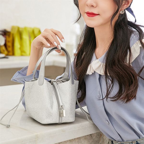 21 new product basket mother crowd inlaid bucket super dazzling diamond handbag one shoulder messenger bag female
21 new product basket mother crowd inlaid bucket super dazzling diamond handbag one shoulder messenger bag female