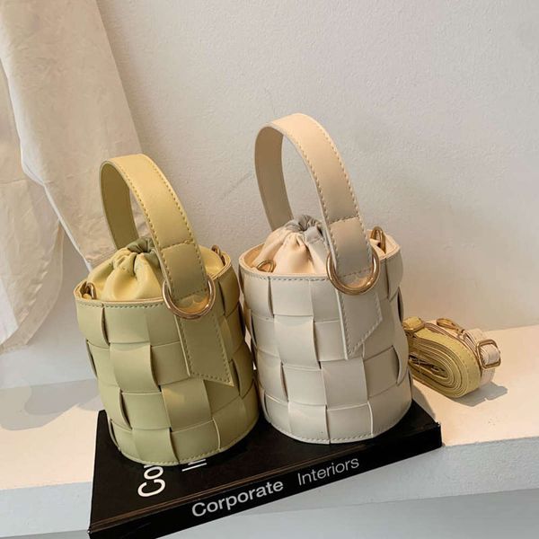 niche dign bag women's summer versatile 2021 fashion woven msenger portable bucket
niche dign bag women's summer versatile 2021 fashion woven msenger portable bucket