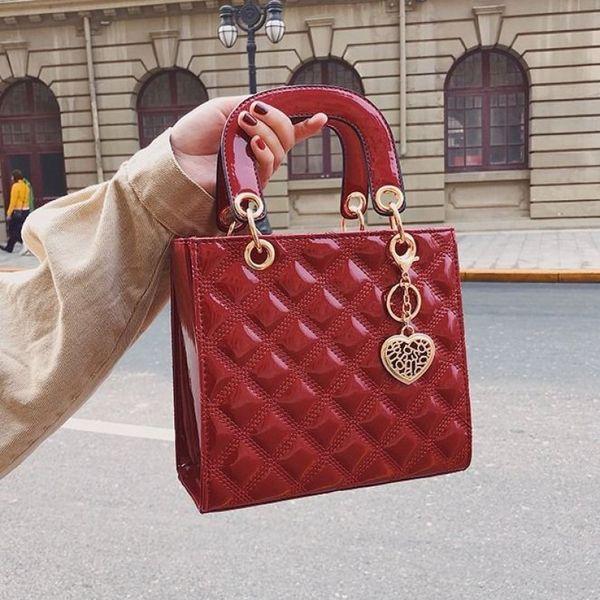 luxury designe women handbag 2021 fashion patent leather ladies tote bag diamond pattern female shoulder messenger bag small l00
luxury designe women handbag 2021 fashion patent leather ladies tote bag diamond pattern female shoulder messenger bag small l00