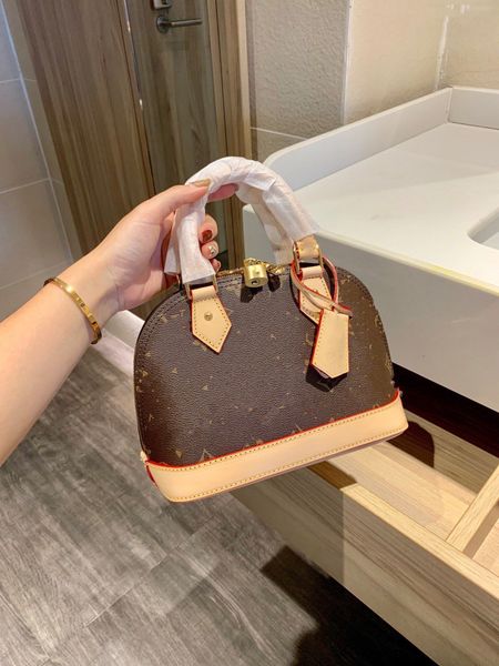 classic presbyopic shell bag with hand bill of lading shoulder slung large capacity leather bags for women
classic presbyopic shell bag with hand bill of lading shoulder slung large capacity leather bags for women