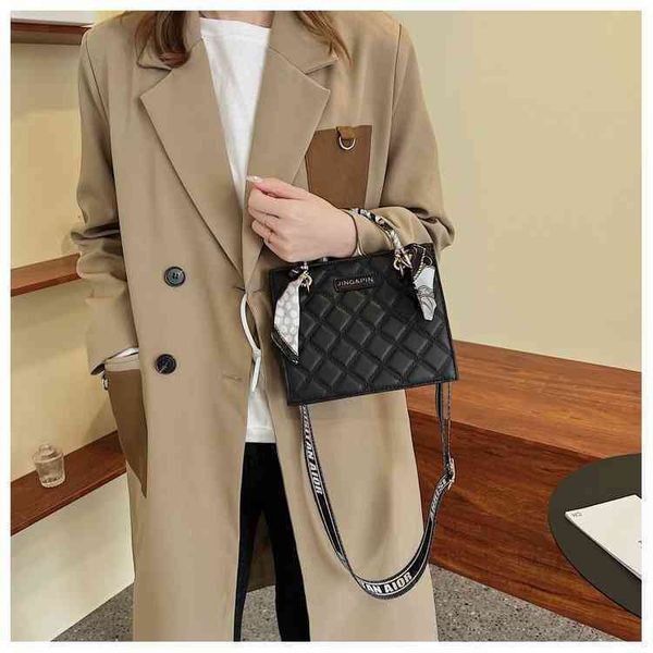 2022 factory outlet autumn and winter new trend fashion single shoulder messenger european silk scarf portable women's bag 7hph
2022 factory outlet autumn and winter new trend fashion single shoulder messenger european silk scarf portable women's bag 7hph