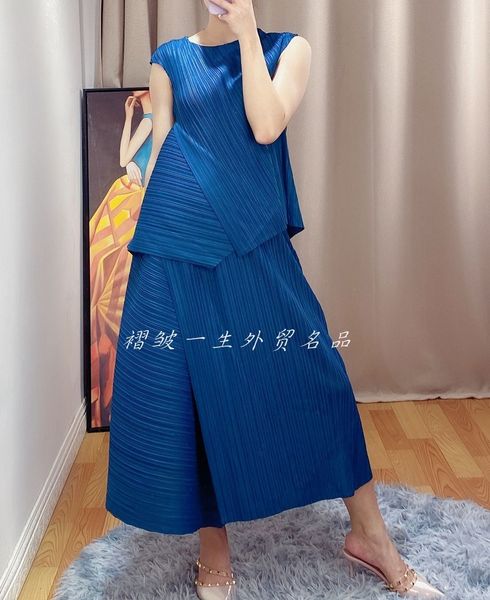 dress the fold short sleeve loose t-shirt + pleated skirt irregular solid two-piece outfit, Black;gray
dress the fold short sleeve loose t-shirt + pleated skirt irregular solid two-piece outfit, Black;gray