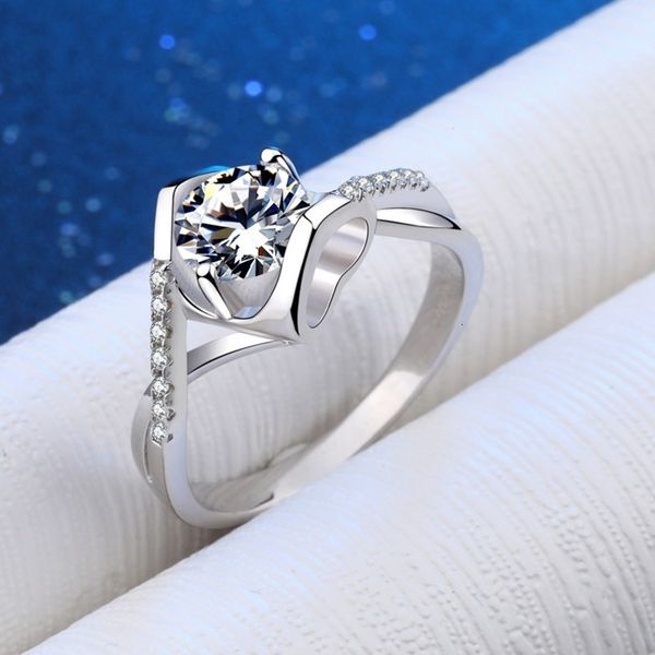 wedding women's stone ring american d color moss diamond angel's kiss micro set drill pen, Slivery;golden
wedding women's stone ring american d color moss diamond angel's kiss micro set drill pen, Slivery;golden