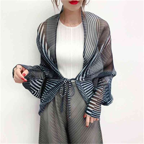 dresses miyake folds long sleeve paragraph bat-type sun protection thin striped lace up coat, White
dresses miyake folds long sleeve paragraph bat-type sun protection thin striped lace up coat, White