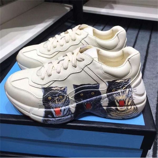 Casual shoes Dark Khaki 2021 Designer Rhyton Sneakers Beige Men Trainers Vintage Luxury Chaussures Ladies Shoes with Box Size 35-46, Color 2
Casual shoes Dark Khaki 2021 Designer Rhyton Sneakers Beige Men Trainers Vintage Luxury Chaussures Ladies Shoes with Box Size 35-46, Color 2