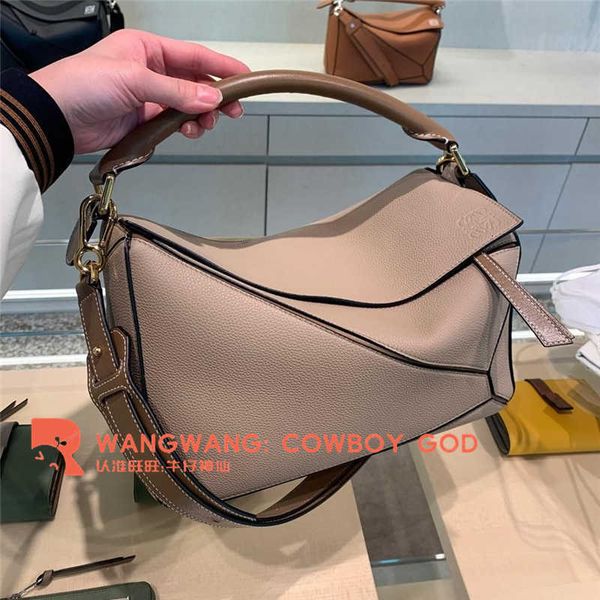 2021 luo yiwei women's small puzzle geometric splicing medium one shoulder messenger bag
2021 luo yiwei women's small puzzle geometric splicing medium one shoulder messenger bag