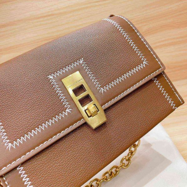 2021 trend fashion versatile beancurd british style canvas splicing retro underarm messenger bag
2021 trend fashion versatile beancurd british style canvas splicing retro underarm messenger bag