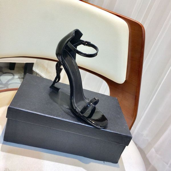 2022 luxurys designers dress sandals women casual shoes new fashion 7.5cm high chunky heels black soft leather suede sandals slippers 34-41
2022 luxurys designers dress sandals women casual shoes new fashion 7.5cm high chunky heels black soft leather suede sandals slippers 34-41