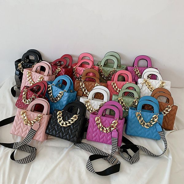 bag female 2021 new korean fashion stone pattern portable princess diamond chain messenger
bag female 2021 new korean fashion stone pattern portable princess diamond chain messenger