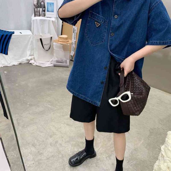2022 factory wholesale new model spring summer letter decoration pocket half sleeve blue denim short sleeve shirt for men and women, White;black
2022 factory wholesale new model spring summer letter decoration pocket half sleeve blue denim short sleeve shirt for men and women, White;black