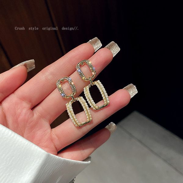 925 silver needle inlaid diamond pearl chain earrings simple design earrings net red fashion temperament personalized earrings
925 silver needle inlaid diamond pearl chain earrings simple design earrings net red fashion temperament personalized earrings