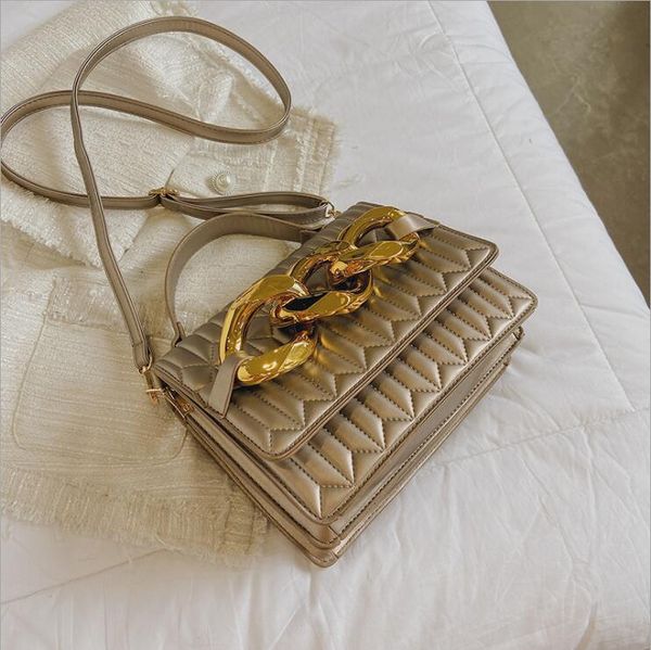 leather shoulder bags joker solid color fashion handbags retro imitation old plaid women handbag personality oversized chain decorative mess, Black;red
leather shoulder bags joker solid color fashion handbags retro imitation old plaid women handbag personality oversized chain decorative mess, Black;red