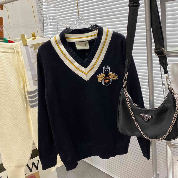 21 autumn tide brand loose small fresh bee lazy embroidered sweater easy to wear, White;black
21 autumn tide brand loose small fresh bee lazy embroidered sweater easy to wear, White;black