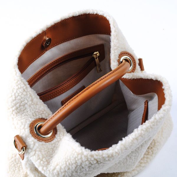 autumn and winter ins wool bag xiaozhong ll * me imitation lamb commuting women's messenger, Black;red
autumn and winter ins wool bag xiaozhong ll * me imitation lamb commuting women's messenger, Black;red