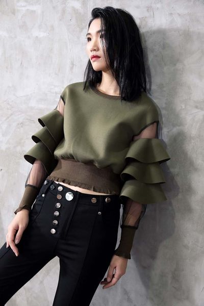 hoodies arrival splice mesh perspective flapped cuff sheath sweater with short hoodie straight waist color, Black
hoodies arrival splice mesh perspective flapped cuff sheath sweater with short hoodie straight waist color, Black