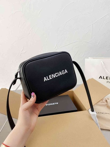 outlet tory walk show camera bag for men and women fashion simple letter single shoulder cross zipper small square luxuryss designerss yw
outlet tory walk show camera bag for men and women fashion simple letter single shoulder cross zipper small square luxuryss designerss yw