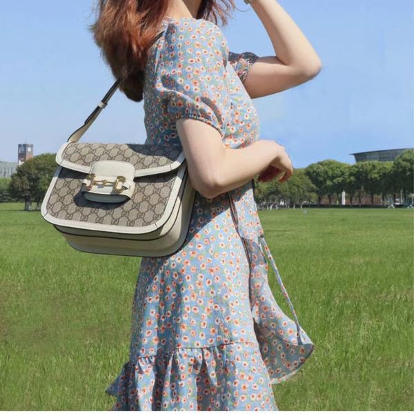 hong kong it niche design high grade saddle bag women's 2021 new portable one shoulder messenger bag crossbody bag ysj
hong kong it niche design high grade saddle bag women's 2021 new portable one shoulder messenger bag crossbody bag ysj
