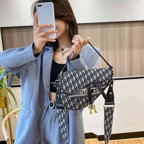 2020 winter new pure color magnetic buckle saddle fashion korean single shoulder messenger bag style portable women's bag
2020 winter new pure color magnetic buckle saddle fashion korean single shoulder messenger bag style portable women's bag