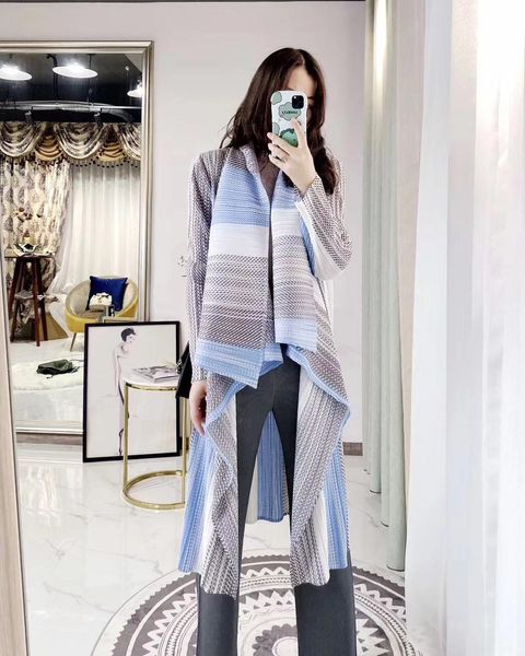 coats miyake fashion fold windbreaker large lapel long sleeve stripe trench coat, Tan;black
coats miyake fashion fold windbreaker large lapel long sleeve stripe trench coat, Tan;black