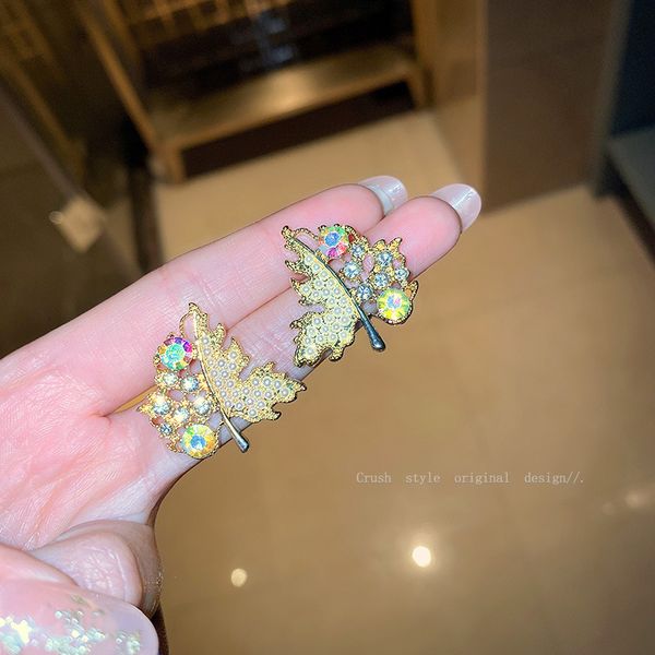 925 silver needle maple leaf pearl micro inlaid earrings temperament simple yiwu ear ornaments designer east gate personalized earrings
925 silver needle maple leaf pearl micro inlaid earrings temperament simple yiwu ear ornaments designer east gate personalized earrings