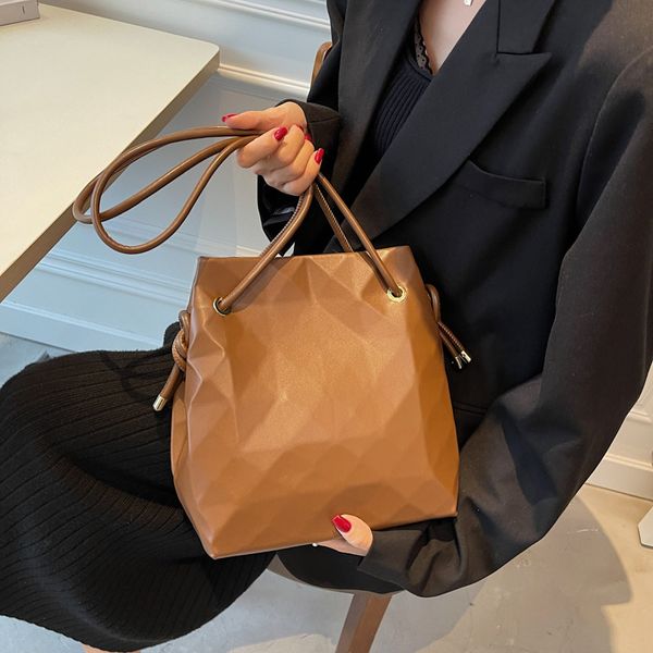 2021 autumn trend lingge women's bag fashion personality one shoulder tote leisure shopping hand
2021 autumn trend lingge women's bag fashion personality one shoulder tote leisure shopping hand