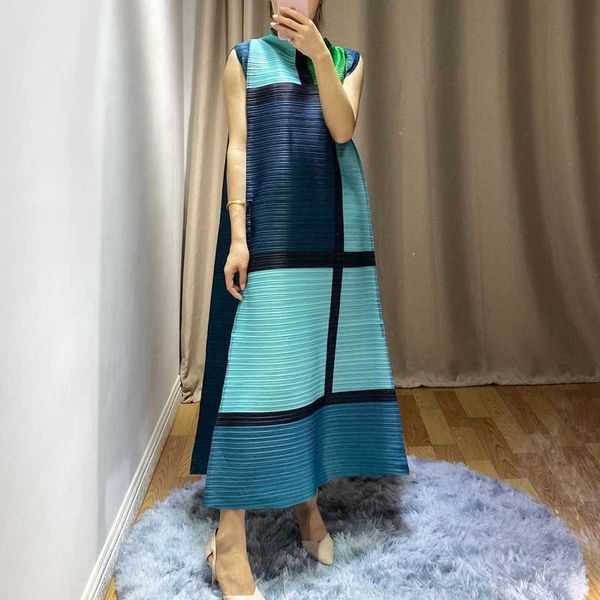 2021deat 2021 summer new korean female dresses plaid loose design hit color ruffle large size turtleneck pleated dress ap919, Black;gray
2021deat 2021 summer new korean female dresses plaid loose design hit color ruffle large size turtleneck pleated dress ap919, Black;gray