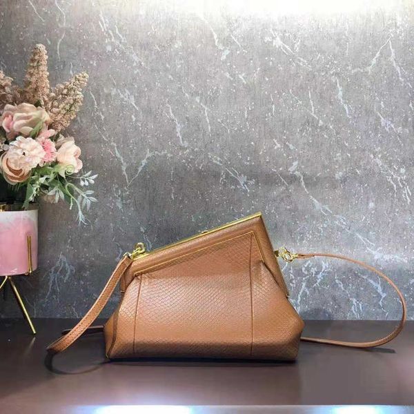 genuine leather wholesale dinner bag luxury designer handbag fashion lady messenger bags leather retro urban style
genuine leather wholesale dinner bag luxury designer handbag fashion lady messenger bags leather retro urban style