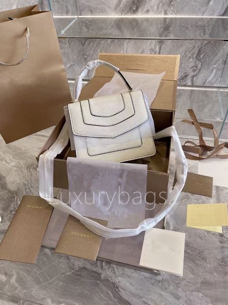 luxurys designers bags handbag 3 colors black white enamel metal buckle classic style
luxurys designers bags handbag 3 colors black white enamel metal buckle classic style