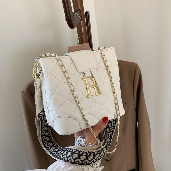 luxury handbags bag 2021 summer new fashion lingge embroidered thread chain bucket women's single shoulder diagonal bag
luxury handbags bag 2021 summer new fashion lingge embroidered thread chain bucket women's single shoulder diagonal bag