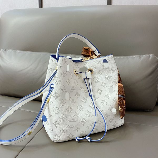 2021 new early spring style women's bucket bag white goddess pop gift box with silk scarf
2021 new early spring style women's bucket bag white goddess pop gift box with silk scarf