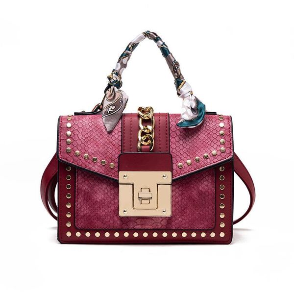 outdoor bags woman shoulder bag fashion pu chain messenger handbag large capacity shopping female trend in 2021
outdoor bags woman shoulder bag fashion pu chain messenger handbag large capacity shopping female trend in 2021