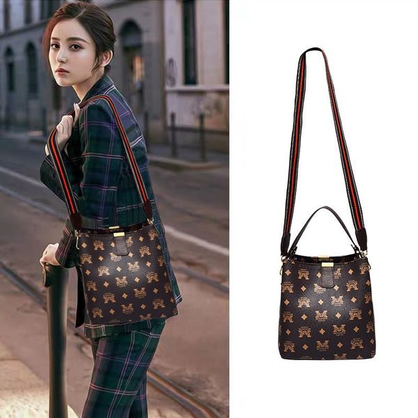 luxury herme handbags and storage bag women's 2021 new korean fashion bucket single shoulder large capacity versatile po
luxury herme handbags and storage bag women's 2021 new korean fashion bucket single shoulder large capacity versatile po