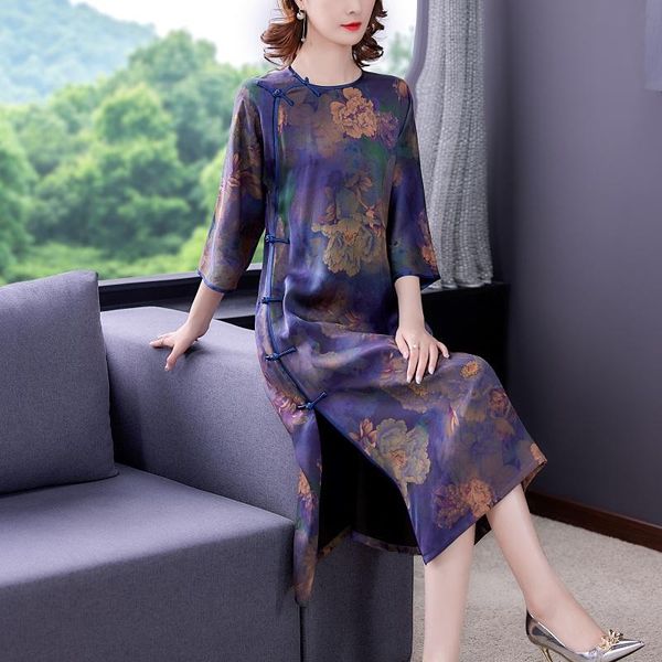casual dresses women dress autumn 2021 chinese style office lady cheongsam vintage three quarter sleeve print silk o-neck purple, Black;gray 
casual dresses women dress autumn 2021 chinese style office lady cheongsam vintage three quarter sleeve print silk o-neck purple, Black;gray