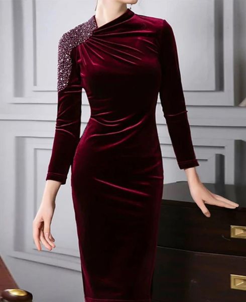 sheath / column mother of the bride dress plus size jewel neck knee length sequined velvet 3/4 sleeve with crystals 2021 c083, Black;red
sheath / column mother of the bride dress plus size jewel neck knee length sequined velvet 3/4 sleeve with crystals 2021 c083, Black;red