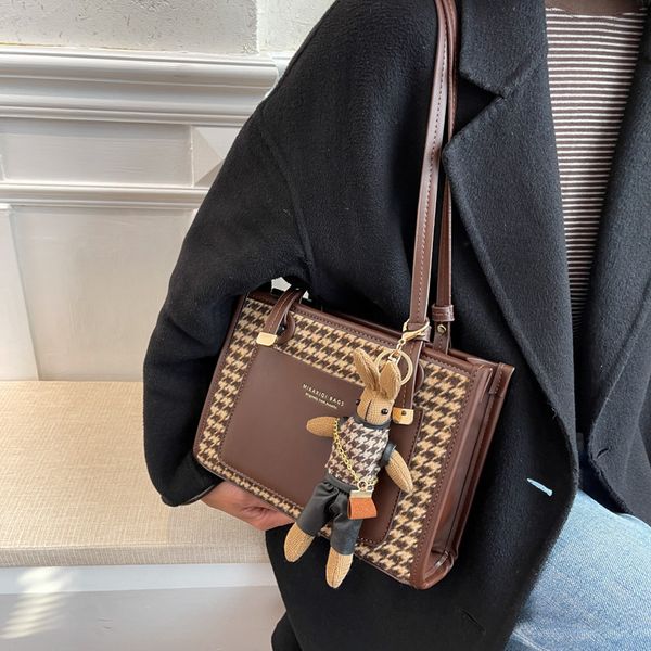 chessboard large capacity 2022 new women's fashion single shoulder bag com-muter autumn and winter tote bag
chessboard large capacity 2022 new women's fashion single shoulder bag com-muter autumn and winter tote bag