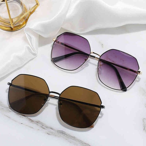 summer 2021 new sunglass women's net red same uv ristant sunglass round face metal sunglass643j, White;black
summer 2021 new sunglass women's net red same uv ristant sunglass round face metal sunglass643j, White;black