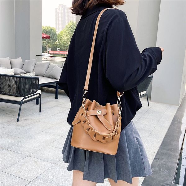 2021 new bucket foreign style drawstring chain hand fashion texture single shoulder messenger women's bag
2021 new bucket foreign style drawstring chain hand fashion texture single shoulder messenger women's bag
