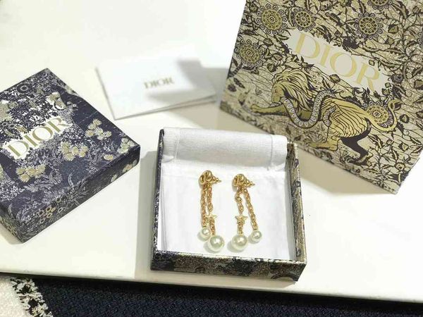 d family 2021 new 925 sier needle letter cd pig nose pearl two long earrings simple fashion, Golden
d family 2021 new 925 sier needle letter cd pig nose pearl two long earrings simple fashion, Golden