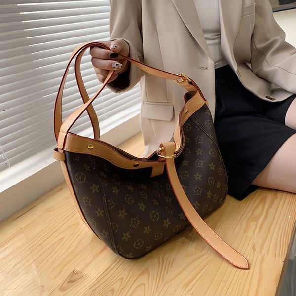 factory direct sale 75% off large capacity women's 2021 new simple armpit tote texture shoulder bags
factory direct sale 75% off large capacity women's 2021 new simple armpit tote texture shoulder bags